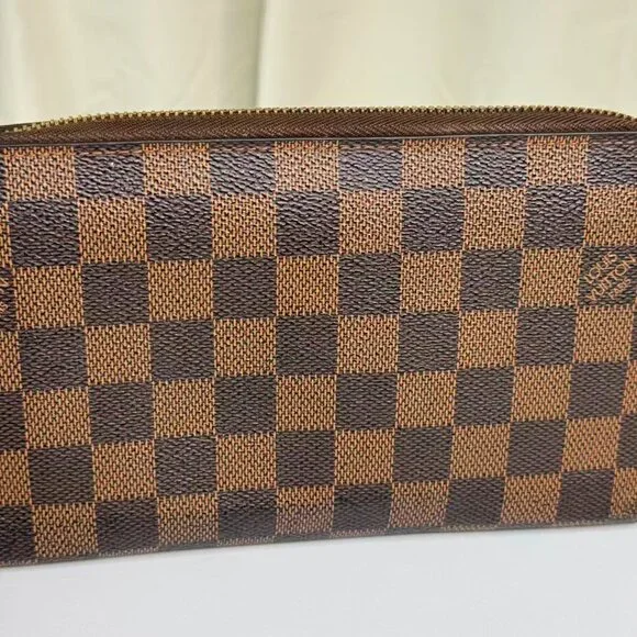Louis Vuitton Damier Ebene Large Wallet with Classic Checkerboard Design - Picture 6 of 8